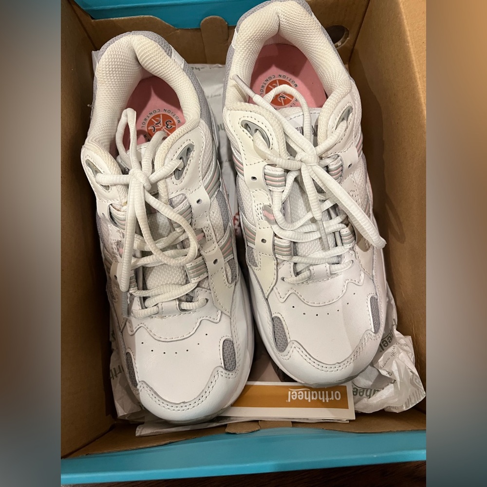 Orthaheel White and Pink Sneakers Retro Comfort Design